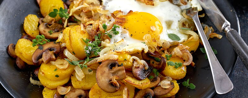 1 21 Kartoffel Champignon Groestl Mit Zwiebel Spiegelei 1920x760px 70864707