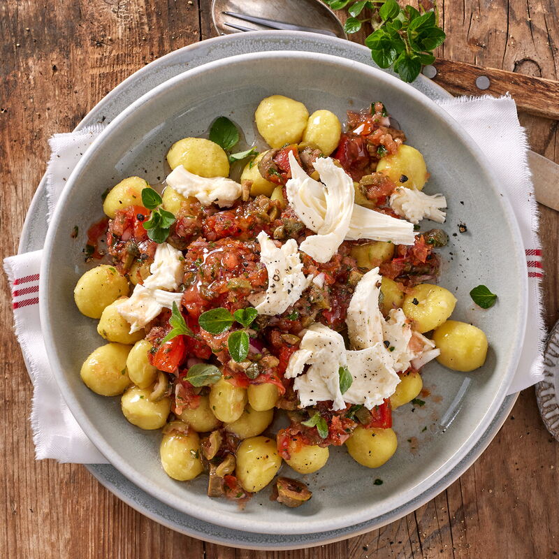 4 23 Gnocchi Mit Kalter Tomatensosse Alla Calabrese 1600x1600px Ccace253