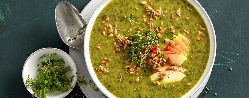 6 23 Gruenkohlcremesuppe Mit Apfel Sonnenblumenkern Topping 1920x760px 0211fe72