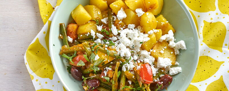 4 17 Geroestete Kartoffeln Mit Bohnengemuese Und Manouri 1920x760px 7ee767fc