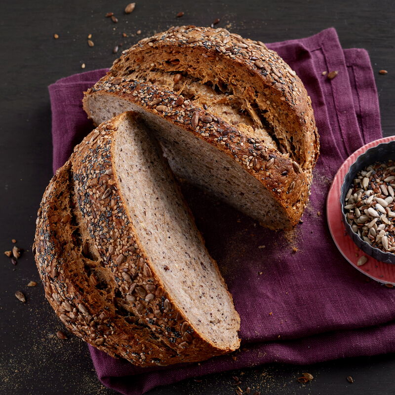 Frisch gebackenes Saatenbrot mit Sonnenblumenkernen, Sesam, Mohn und Leinsamen.