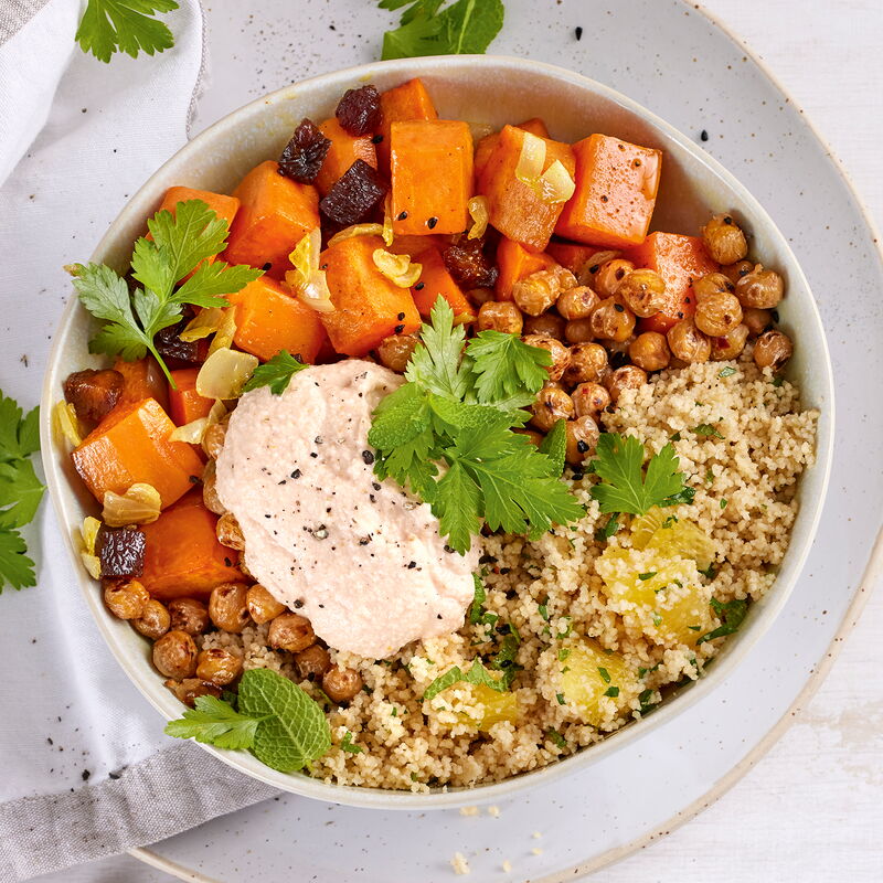 1 22 Suesskartoffel Couscous Bowl Mit Knusprigen Kichererbsen 1600x1600px 22678785