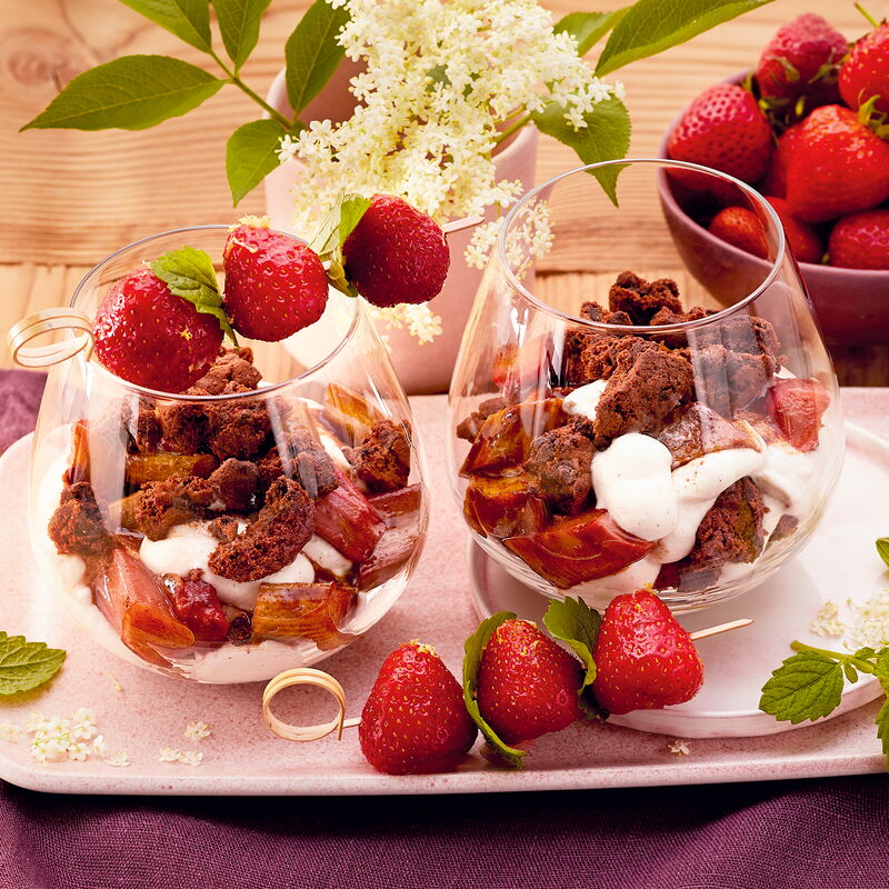 3 21 Kaesekuchencreme Mit Ofenrhabarber Und Erdbeerspiessen 1600x1600px Ce46b11d