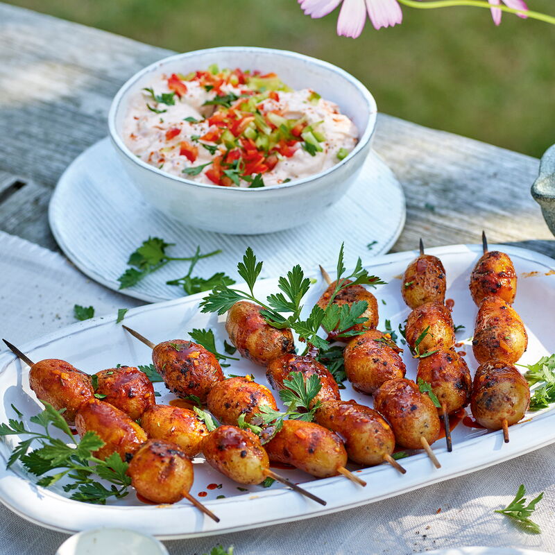 3 23 Wuerzige Kartoffelspiesse Mit Koeroezoett Dip 1600x1600px 965d4493