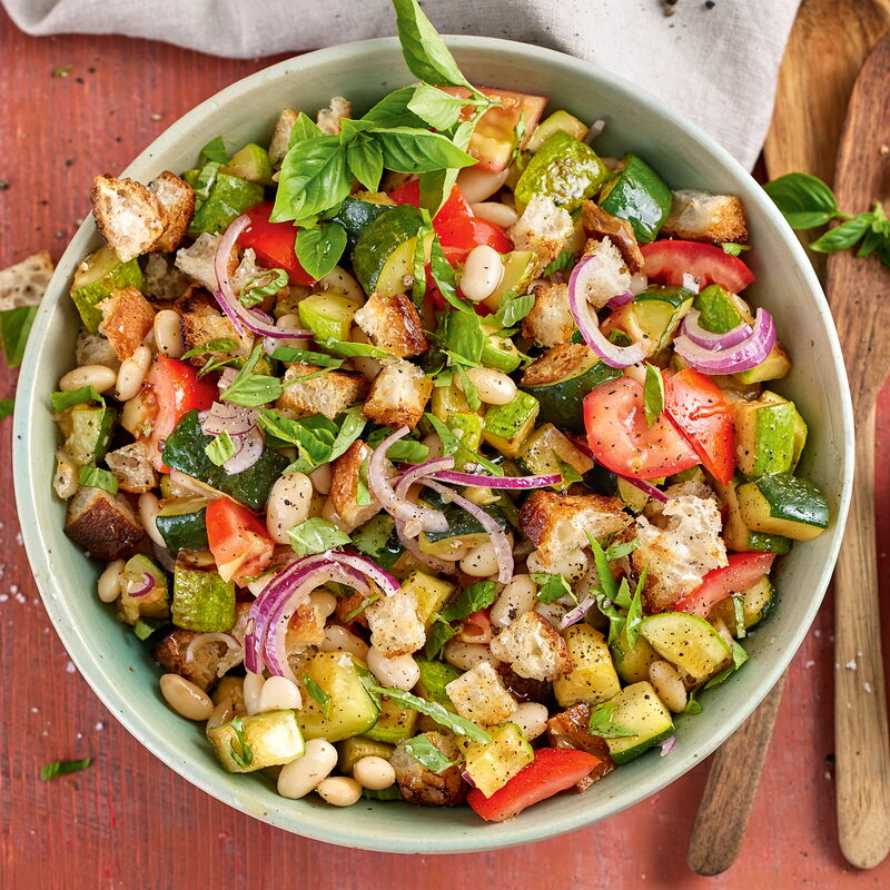 4 23 Panzanella Mit Zucchini Und Weissen Bohnen 1600x1600px 688766be