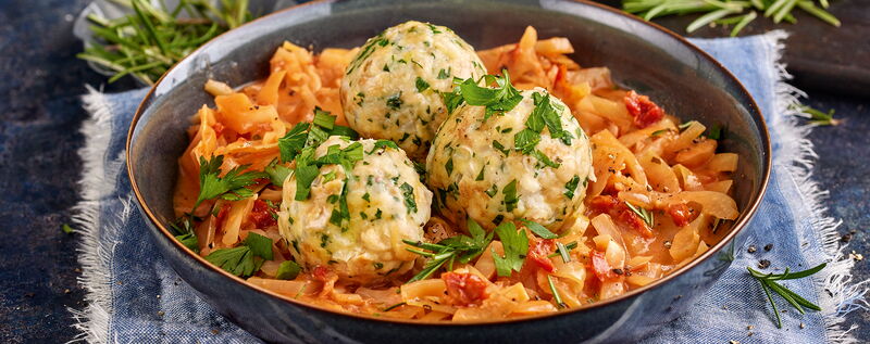 1 22 Wei%C3%9Fkohl Schmortopf Mit Semmelkn%C3%B6deln 1920x760px 7748c171