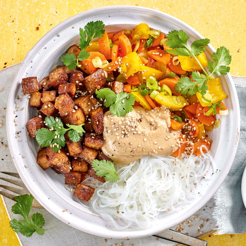 3 23 Asiatische Bowl Mit Glasnudeln Und Erdnuss Sosse 1600x1600px B51ba8fc