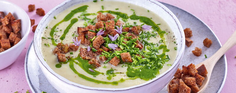 2 23 Blumenkohlcremesuppe Mit Schnittlauchoel 1920x760px 83bd02ab