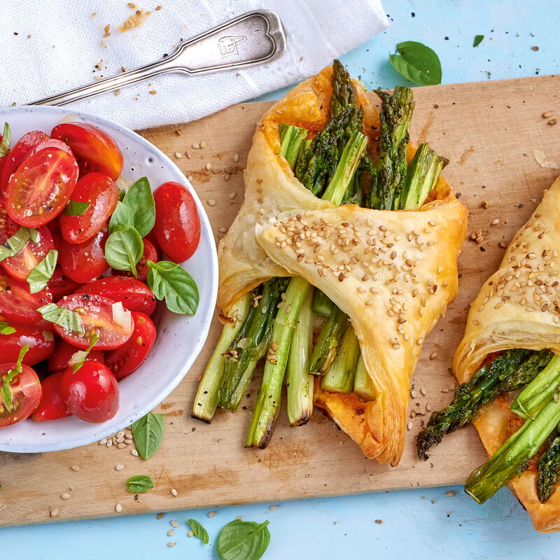 3 22 Spargeltaschen Mit Pesto Rosso Und Tomatensalat 1600x1600px Cc9744e0