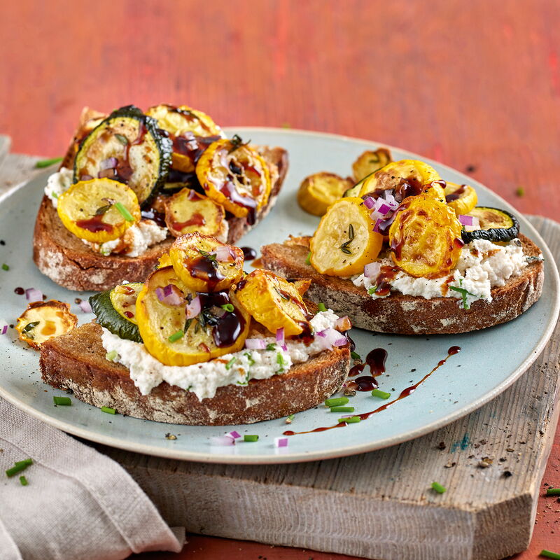 4 23 Bruschetta Mit Zucchini Und Mandelcreme 1600x1600px D32fef85