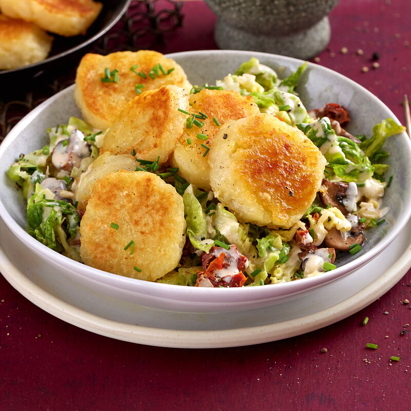 5 21 Gebratene Kartoffelknoedelscheiben Auf Wirsing Pilz Gemuese 1600x1600px 419ba4ca