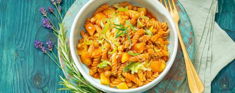 Kartoffel-Lauch-Pasta mit Kichererbsen in einer Schale, garniert mit Rosmarin.