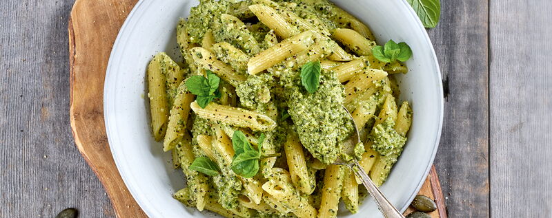 4 19 Pasta Mit Zucchini K%C3%BCrbiskern Pesto 1920x760px E2f541ff