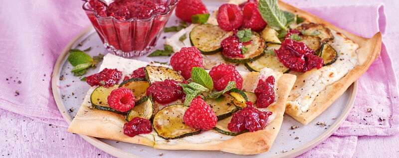 4 22 Flammkuchen Mit Zucchini Und Himbeerchutney 1920x760px 74a9b0c1