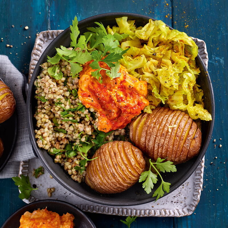 1 24 Hasselback Bowl Mit Wirsing Und Ajvardip 1600x1600px Aae15695