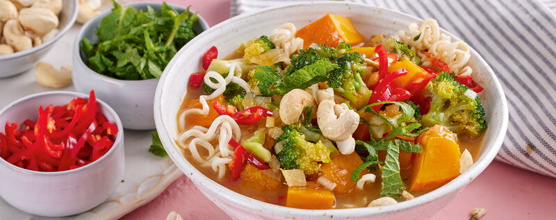 1 25 Curry Nudelsuppe Mit Kuerbis Und Brokkoli 1920x760px 2fd652bb