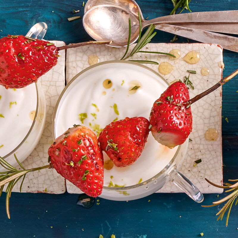 3 22 Erdbeer Rosmarin Spiesse Mit Kokosquark 1600x1600px 239e4aba