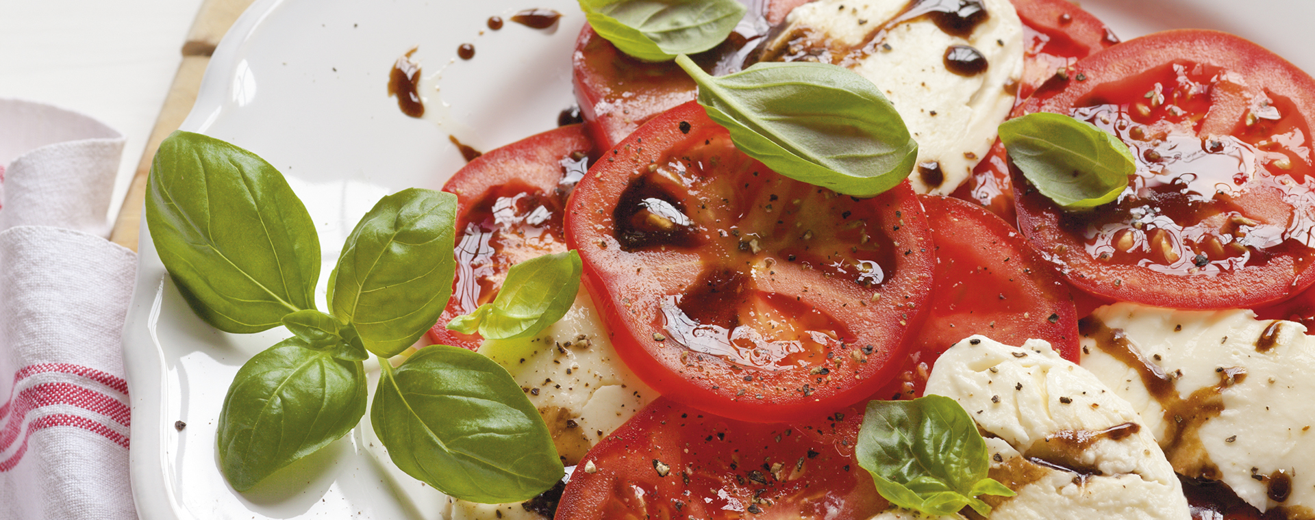 4 12 Caprese Mit Espresso Balsamico Vinaigrette 1920x760px