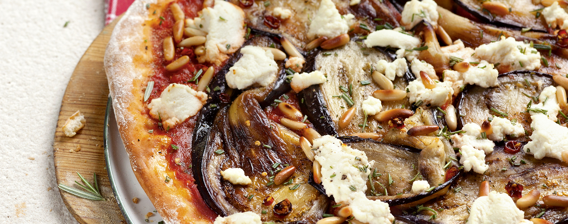 4 13 Auberginenpizza Mit Ricotta Und Chili 1920x760px