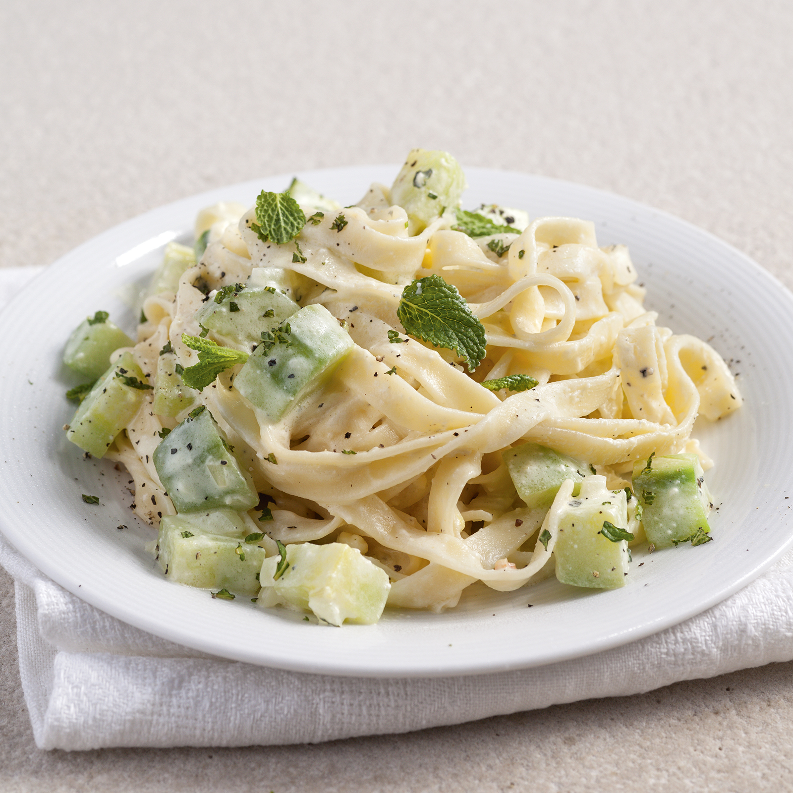 2 14 Bandnudeln Mit Gurkengemuese 1600x1600px