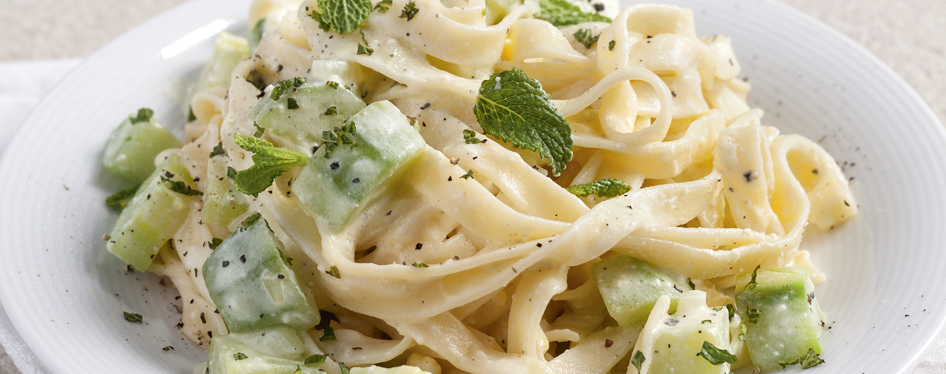 2 14 Bandnudeln Mit Gurkengemuese 1920x760px