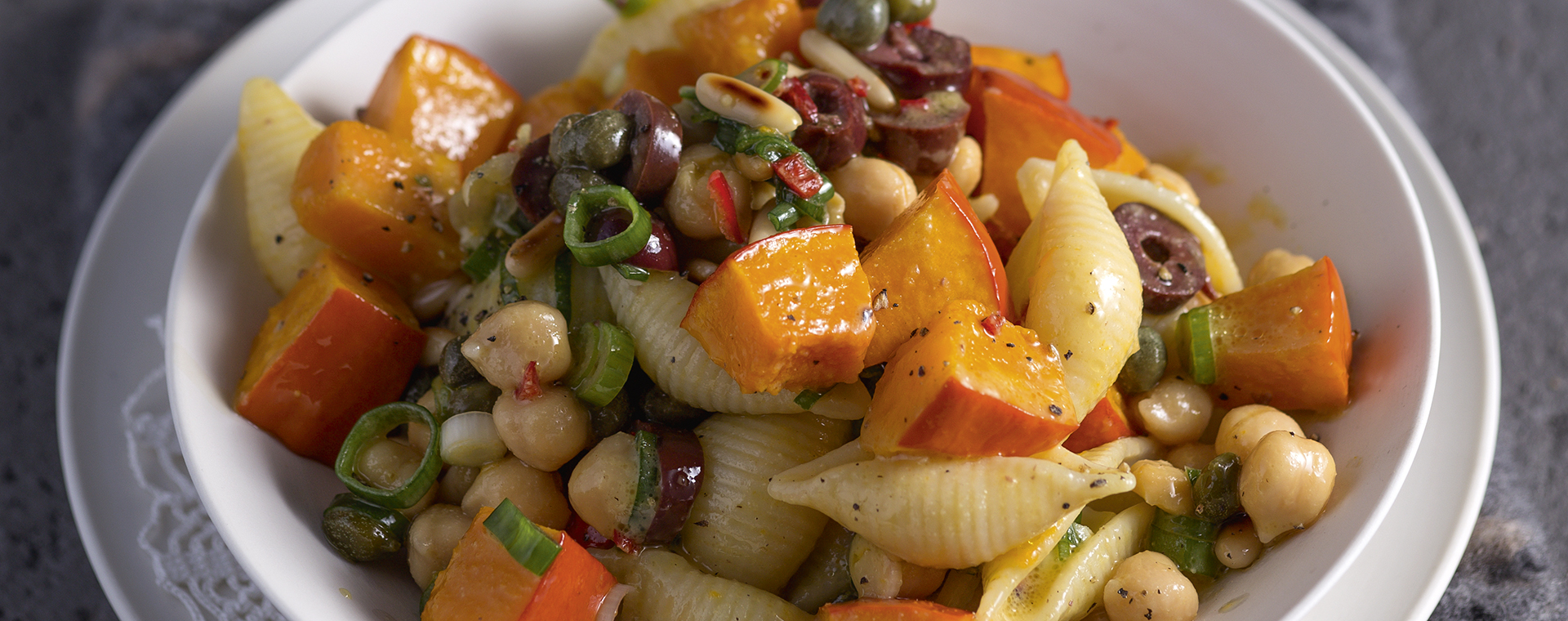 1 15 Pasta Salat Mit Kuerbis Kichererbsen Und Kapern 1920x760px