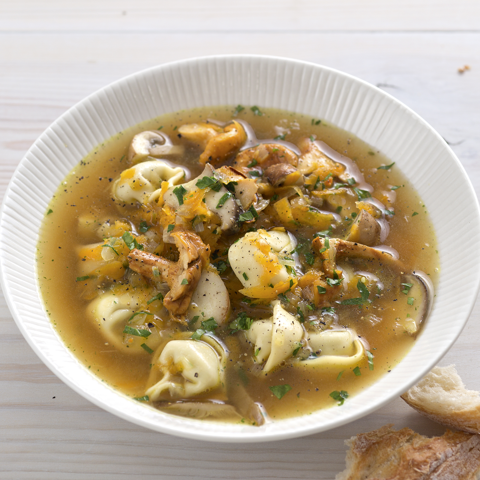 5 15 Kraeftige Pilzbruehe Mit Tortellini 1600x1600px