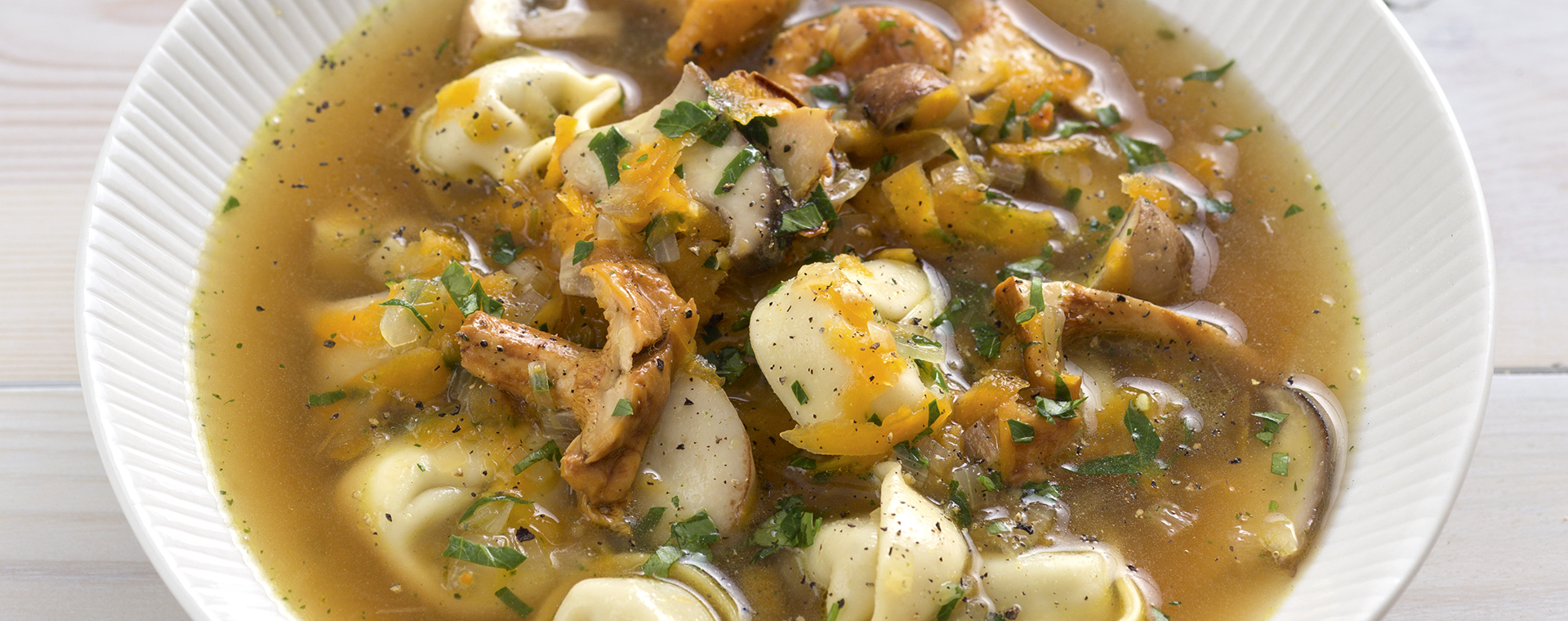 5 15 Kraeftige Pilzbruehe Mit Tortellini 1920x760px