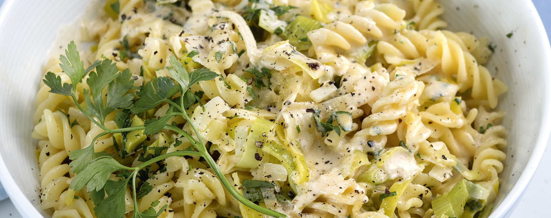 6 15 Spirelli In Cremiger Lauch Petersilien Sosse 1920x760px