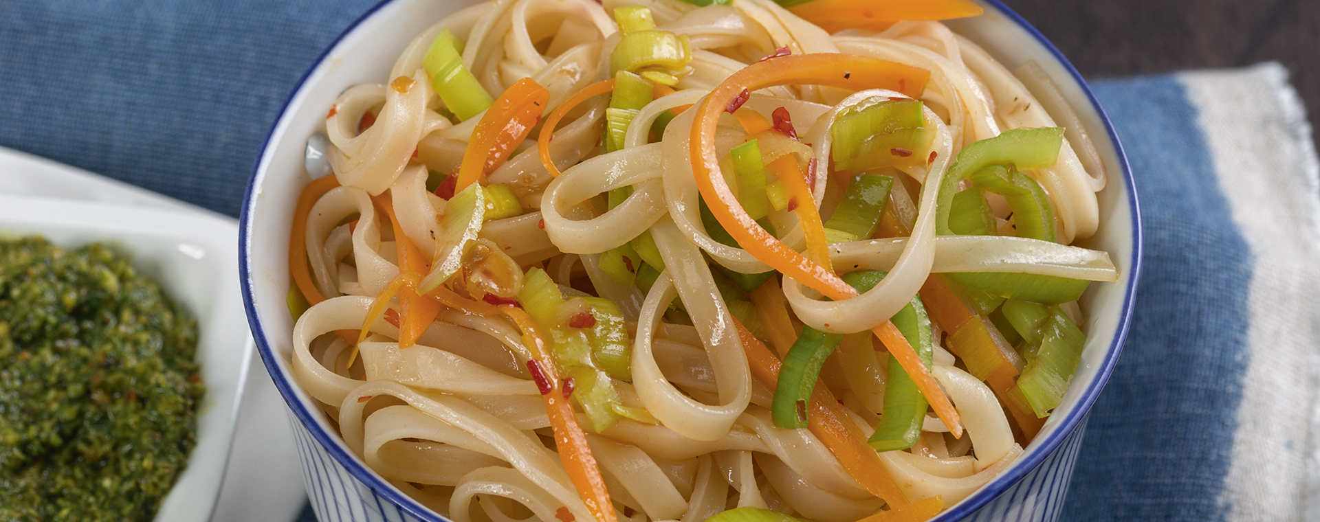 1 16 Scharfe Asia Nudeln Mit Koriander Pesto 1920x760px