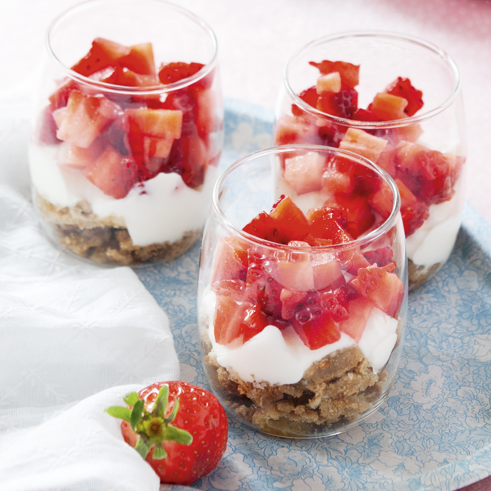 3 16 Erdbeer Honig Trifle 1600x1600px