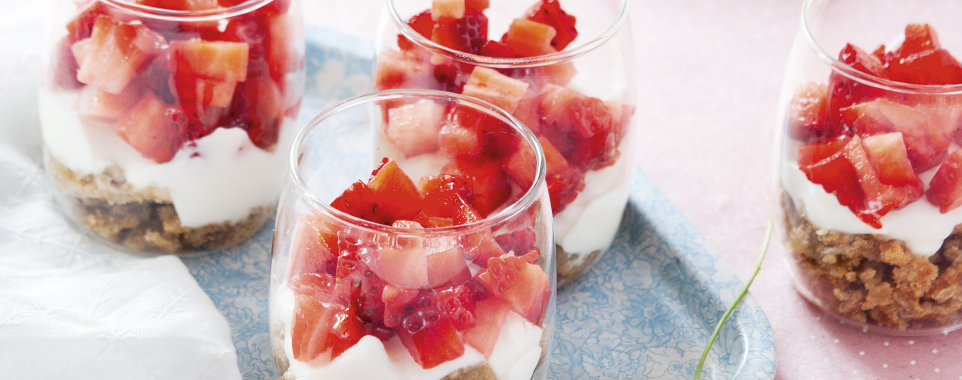 3 16 Erdbeer Honig Trifle 1920x760px