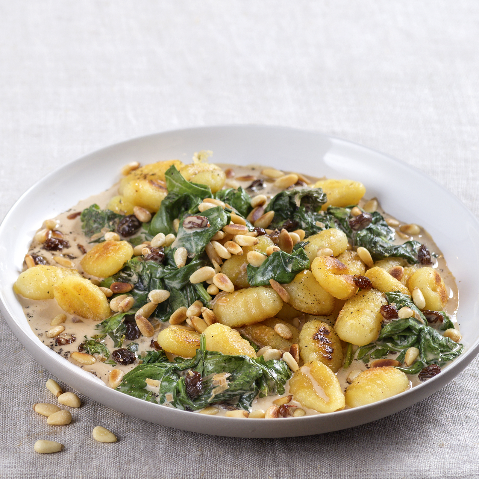 3 16 Gnocchi Mit Spinat Rosinen Sosse 1600x1600px