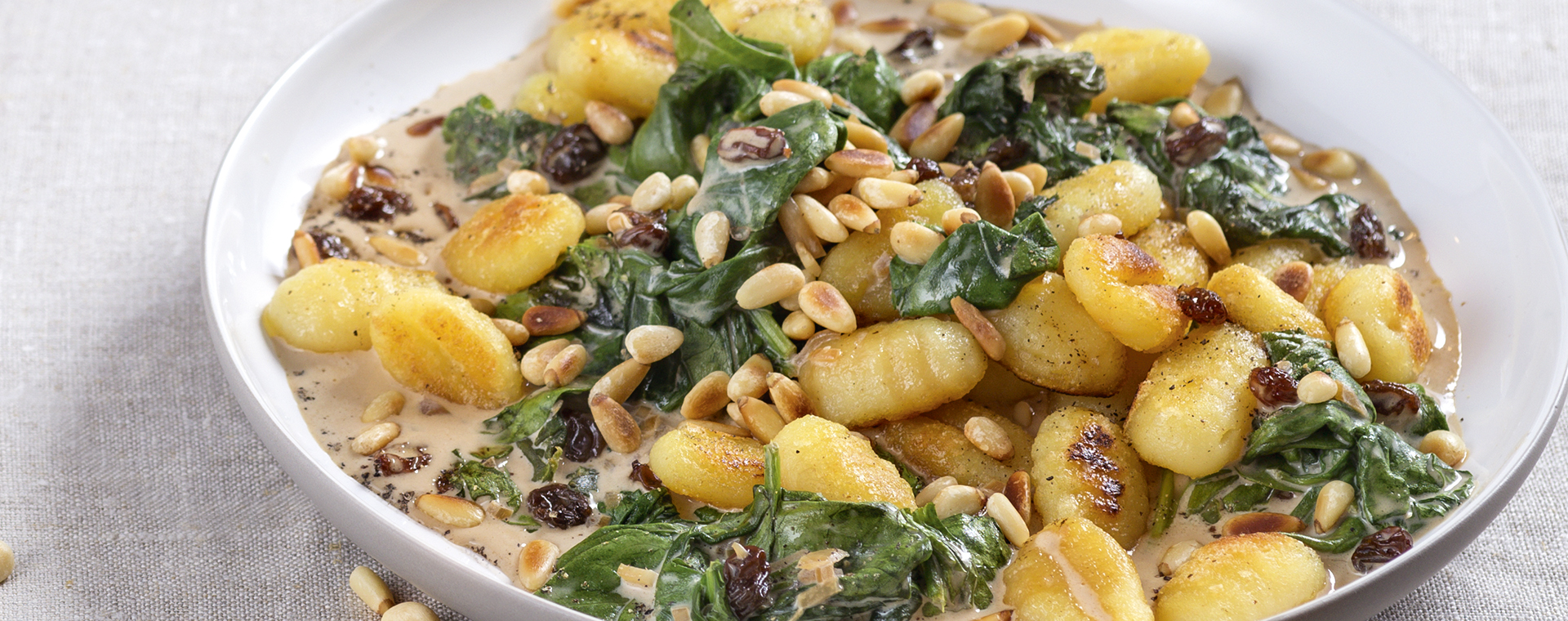 3 16 Gnocchi Mit Spinat Rosinen Sosse 1920x760px