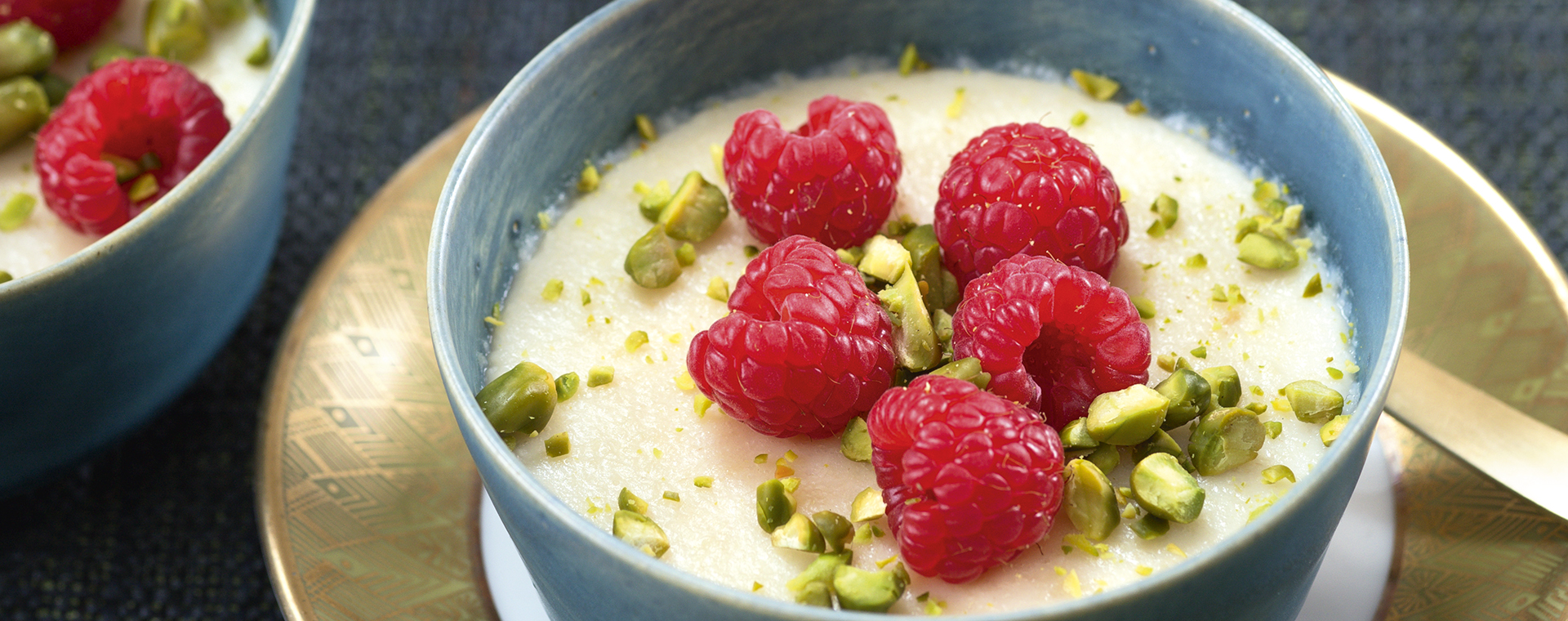 4 16 Milch Mandel Pudding Mit Rosenwasser 1920x760px