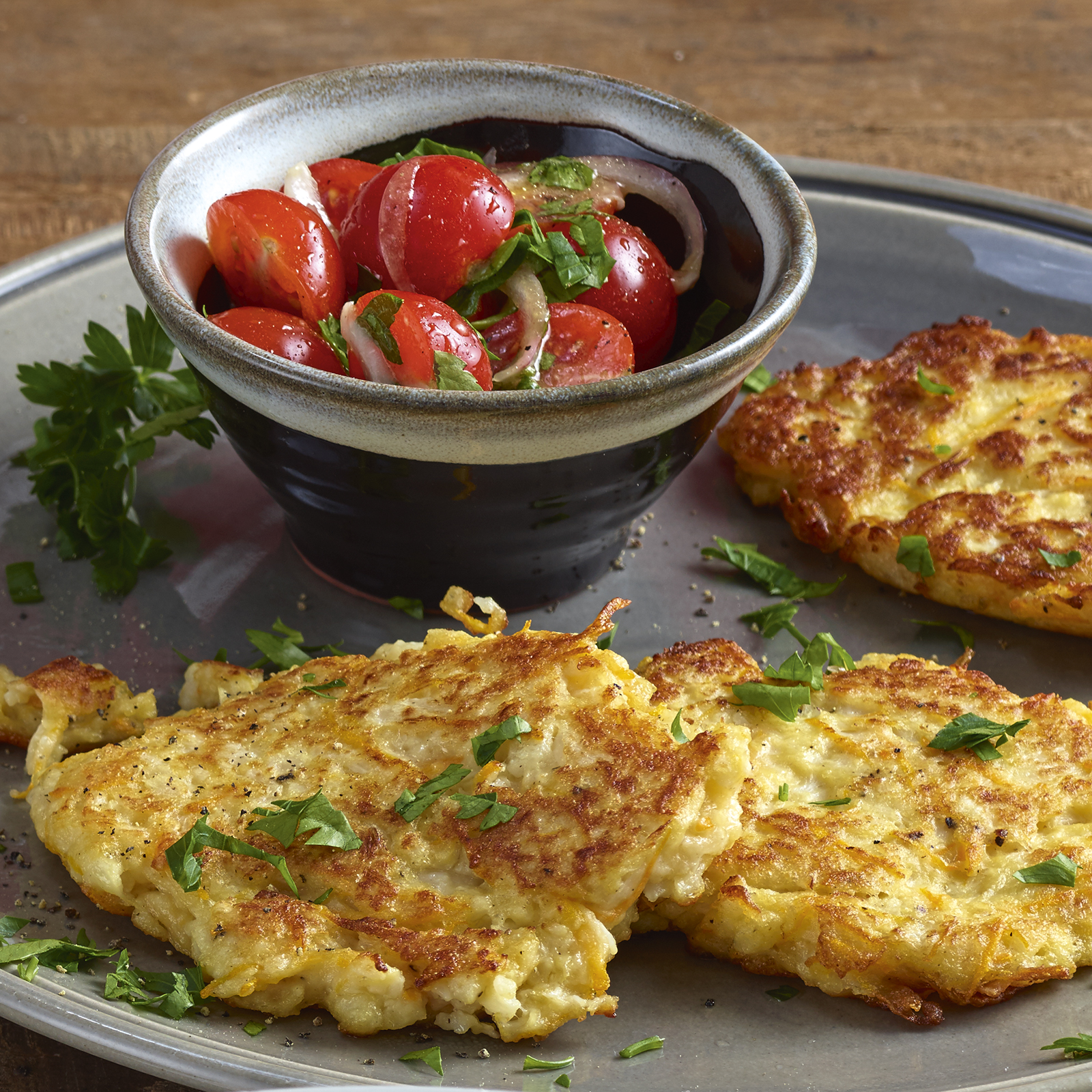 6 16 Blumenkohlpuffer Mit Tomatensalat 1600x1600px