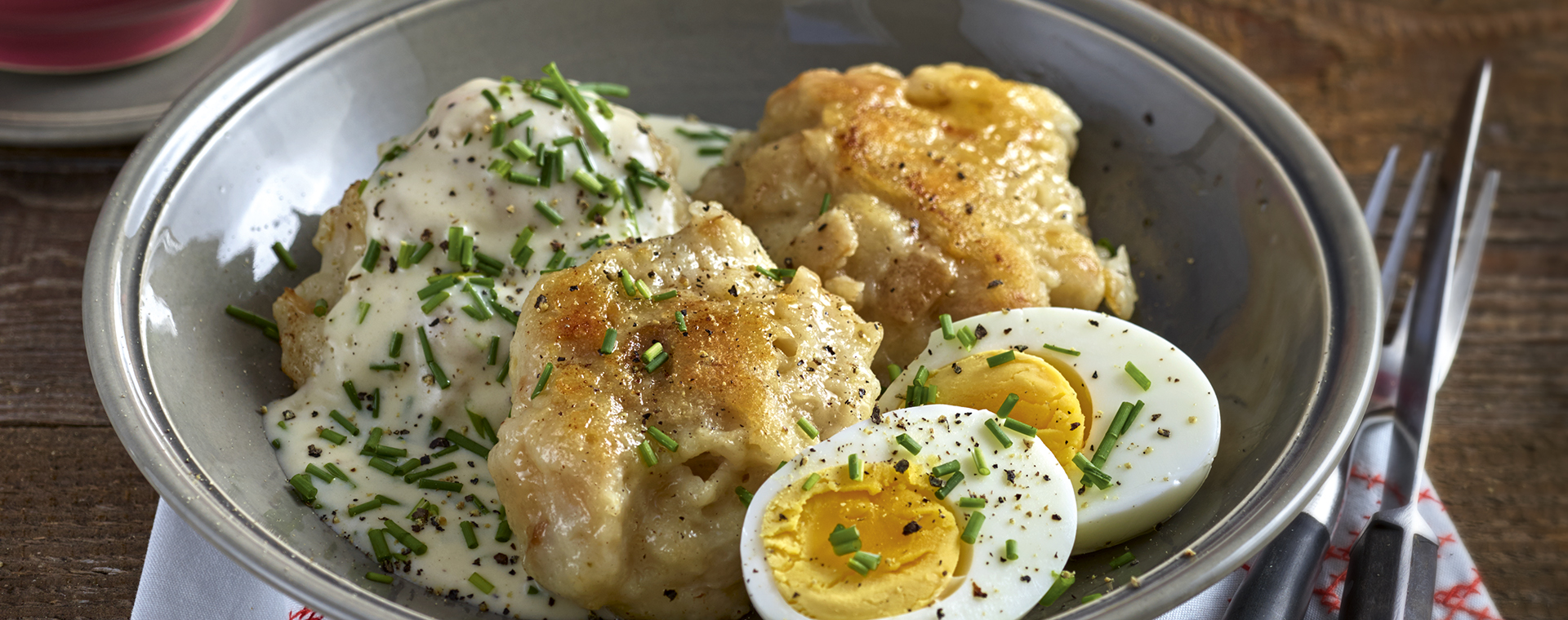 6 16 Gebratene Knoedel Mit Weisser Schnittlauchsosse 1920x760px