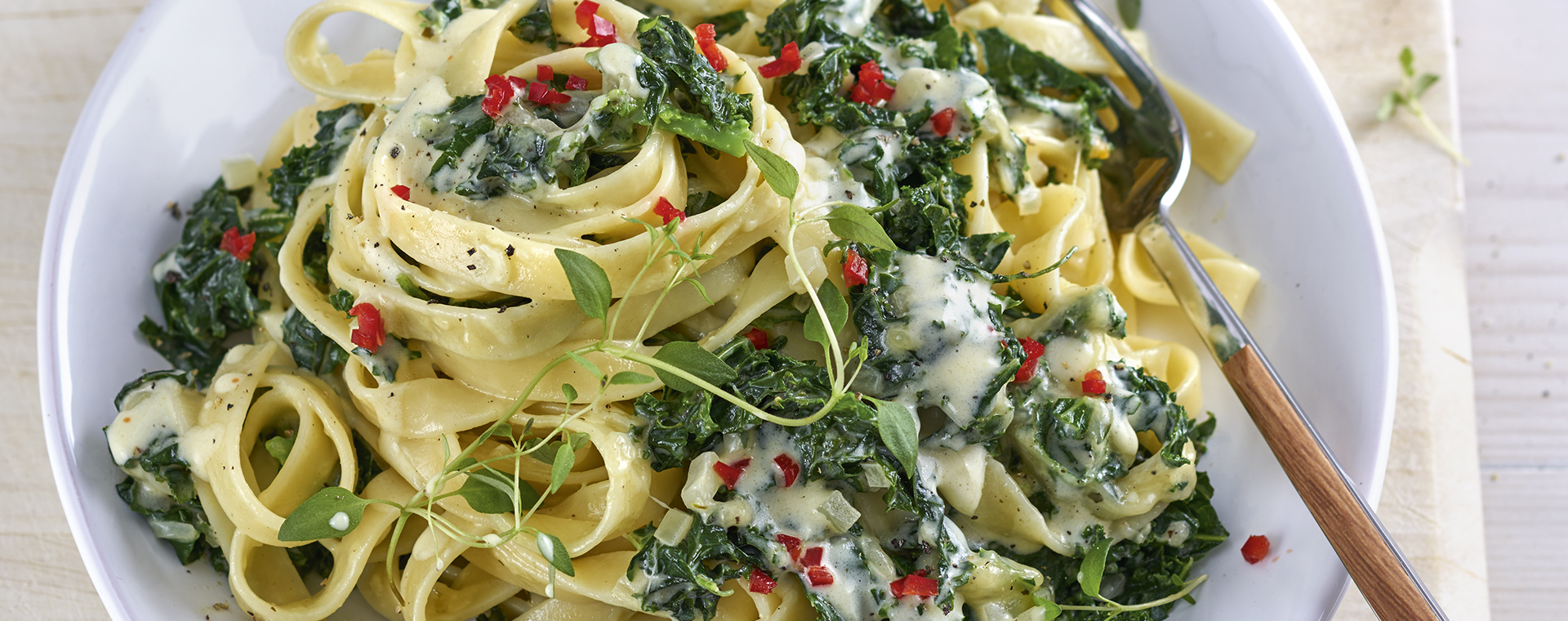 1 17 Tagliatelle Mit Sahniger Gruenkohl Kaese Sosse 1920x760px