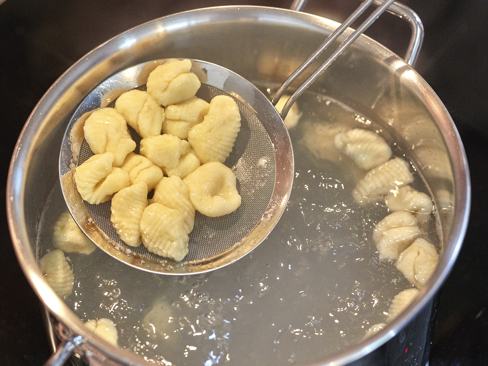 4 18 Gnocchi Mit Salbeibutter Step 7 1600x1200px