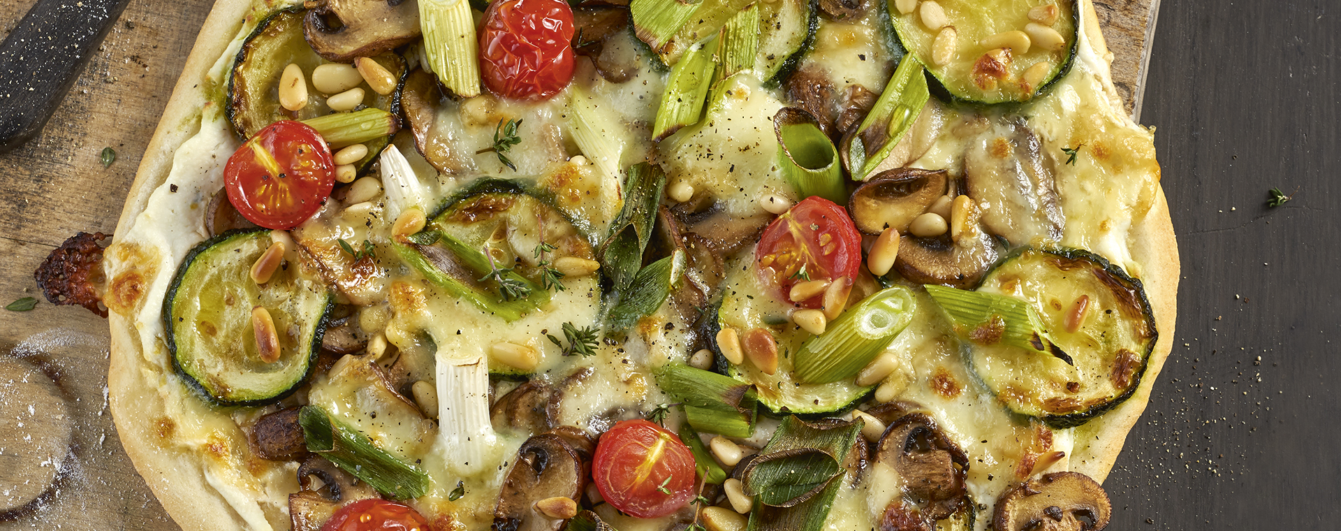 4 18 Pizza Bianca Mit Pilzen Und Zucchini 1920x760px