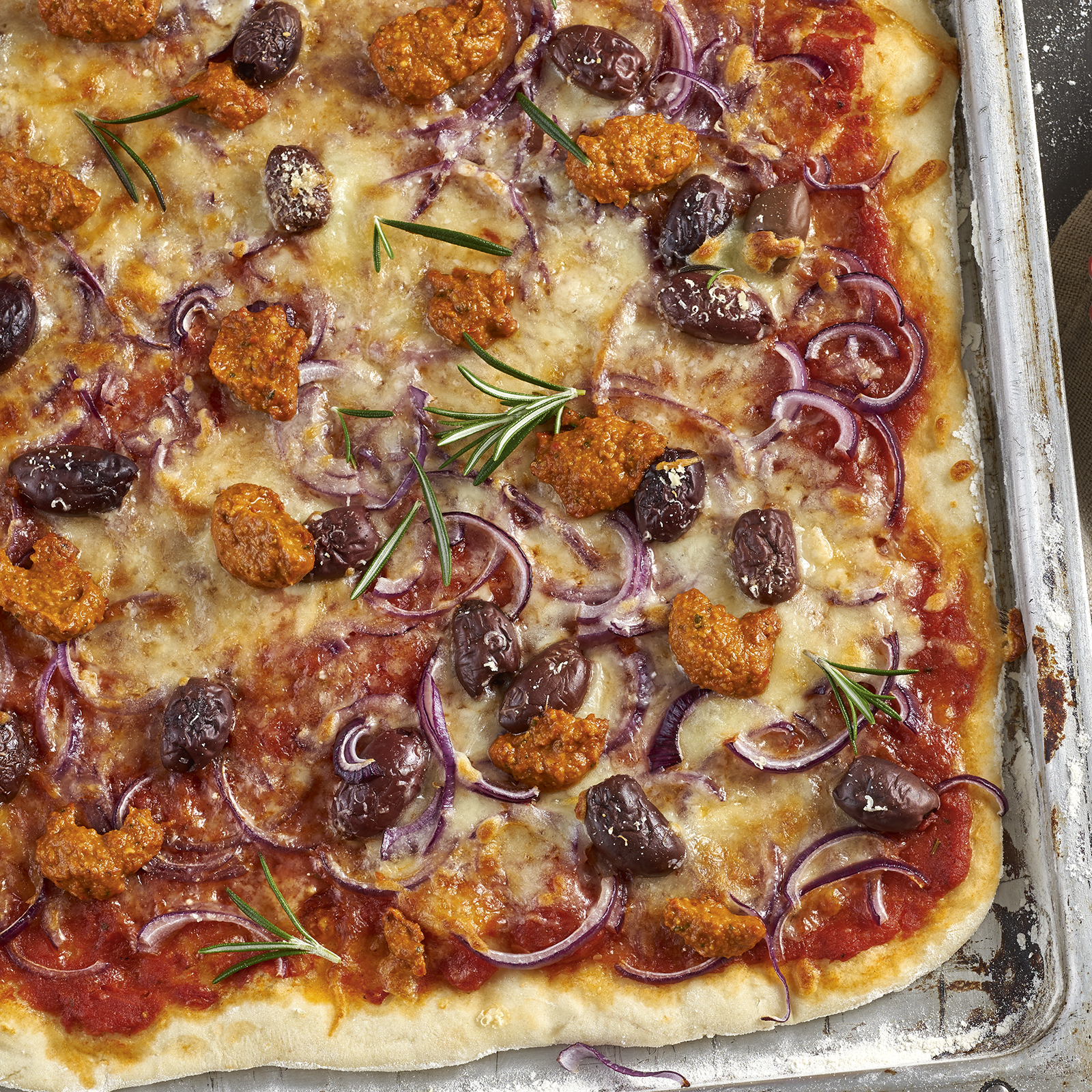 4 18 Sommerpizza Mit Paprika Rosmarin Pesto 1600x1600px