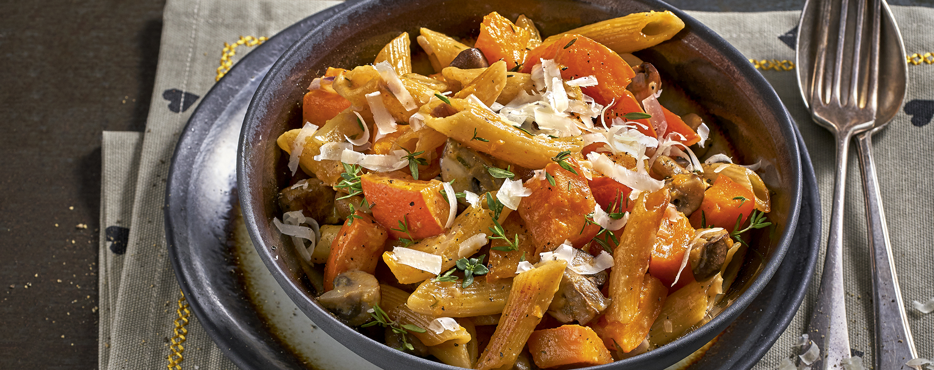 5 18 Blech Pasta Mit Kuerbis Und Pilzen 1920x760px