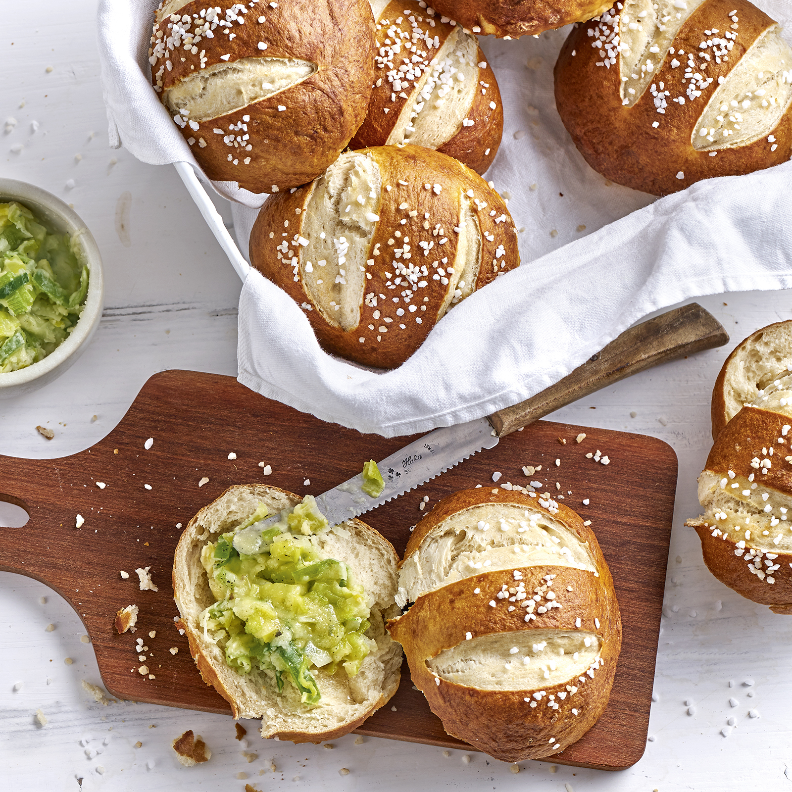 5 18 Laugenbroetchen Mit Lauchaufstrich 1600x1600px