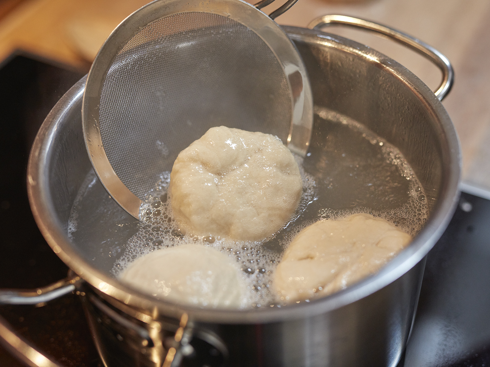 5 18 Laugenbroetchen Mit Lauchaufstrich Step 6 1600x1200px