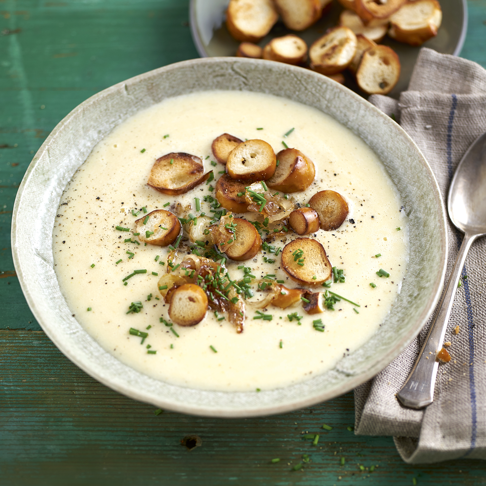 6 18 Apfel Zwiebel Kaese Suppe 1600x1600px