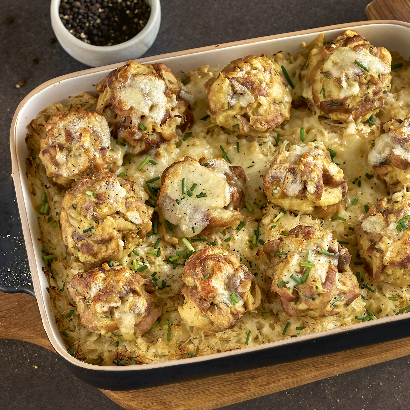 1 19 Gratinierte Brezelknoedel Auf Rahmsauerkraut 1600x1600px