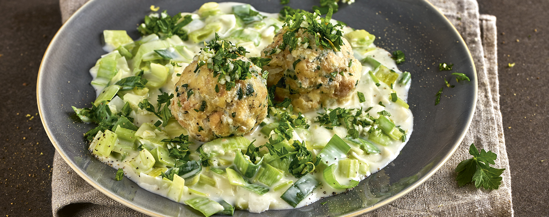 1 19 Gremolataknoedel Mit Lauch Weisswein Gemuese 1920x760px