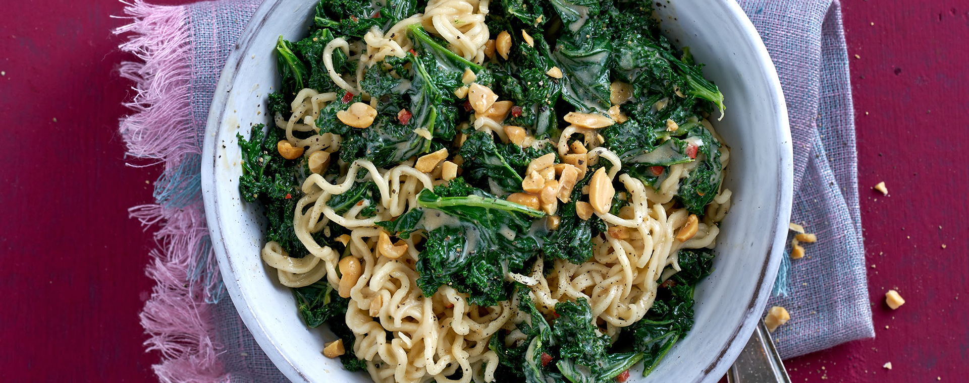 1 19 Gruenkohl Erdnuss Nudel Bowl 1920x760px