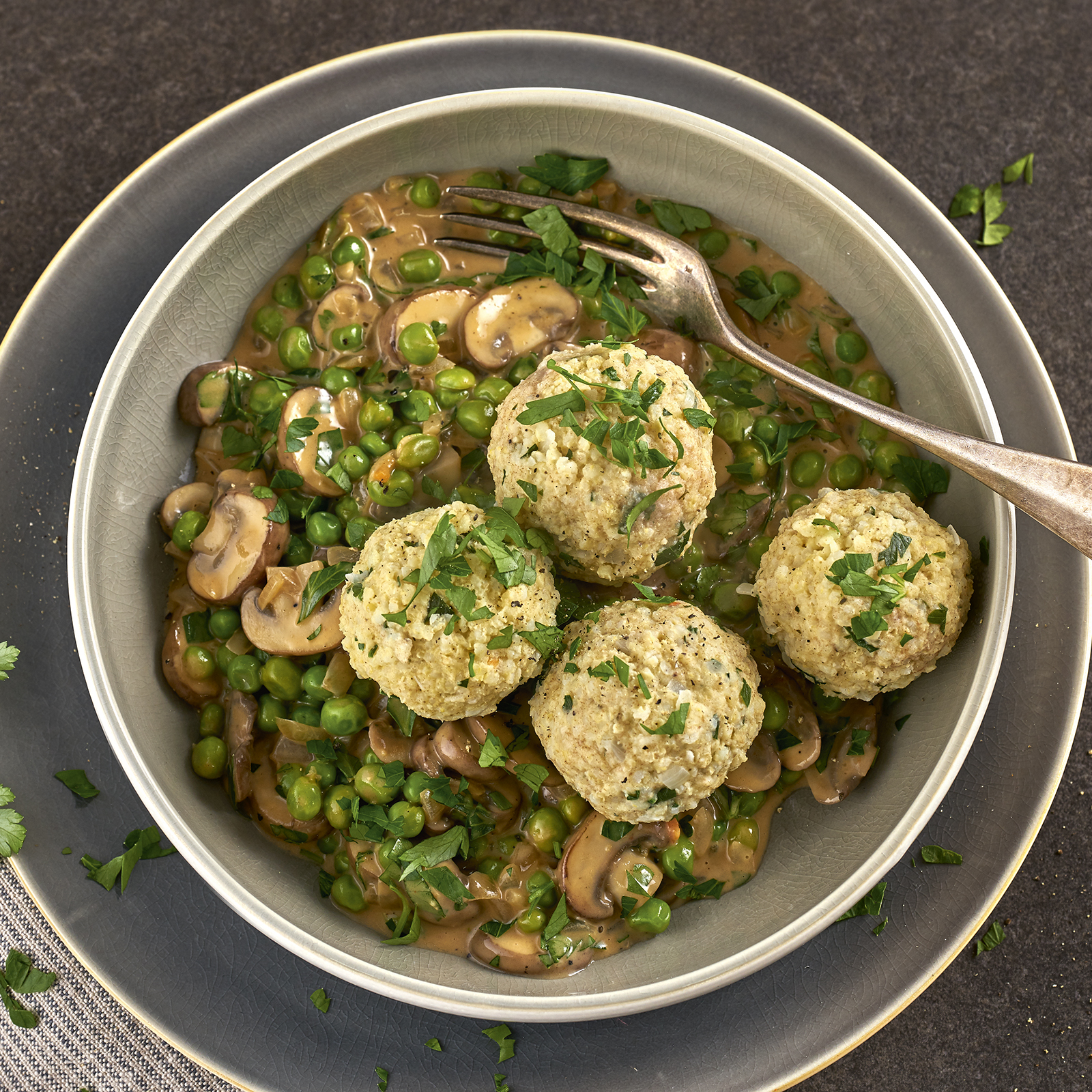 1 19 Hirseknoedel Mit Erbsen Pilz Ragout 1600x1600px