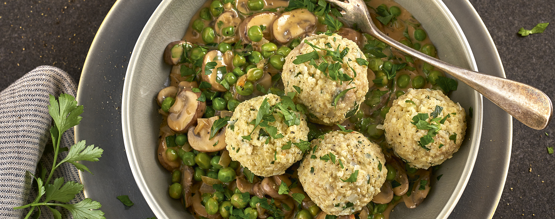 1 19 Hirseknoedel Mit Erbsen Pilz Ragout 1920x760px